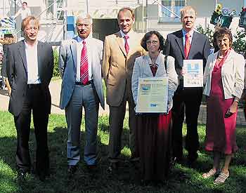 Mitarbeiter der Stadt und Land zeigen stolz ihre EMAS-Urkunde