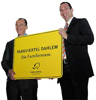 Stadtrat und Apellas-Geschäftsführer mit Schild 'Parkviertel Dahlem'
