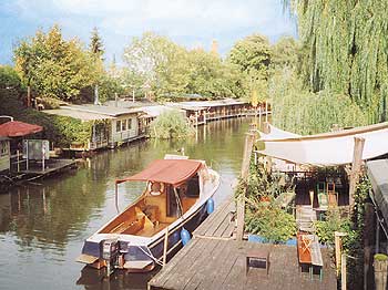 Häusschen mit Bootsstegen und Boot entlang des Landwehrkanals an der Lohmühleninsel