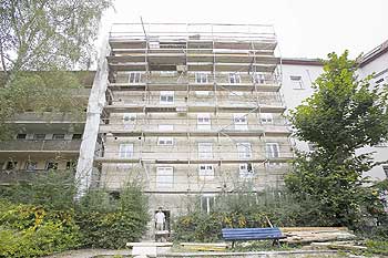 Baugerüst am Gebäude in der Herbert-Baum-Straße 35