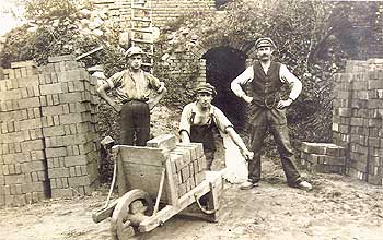 Arbeiter bei der Ziegeleiherstellung vor rund 100 Jahren