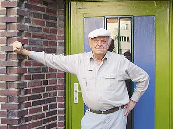 Emil Schumacher vor der Haustür seines Wohnhauses in der Märchensiedlung in Köpenick