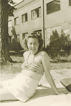 Irmgard Schumacher beim Sonnenbaden hinterm Haus anno 1948