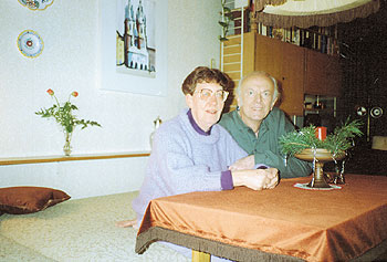 Das Ehepaar Schumacher am Esstisch ihres Wohnzimmers