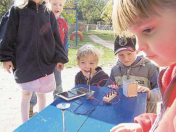 Kinder experimentieren beim Sonnenkinderprojekt