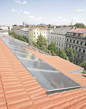 32 Quadratmeter Sonnenkollektoren auf dem Dach sorgen für warmes Wasser