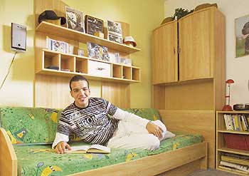 Erhan in seinem Zimmer im Kinderheim Elisabethstift
