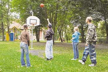 Basketballplatz im Bucher Kinderheim 'Pawel Kortschagin'