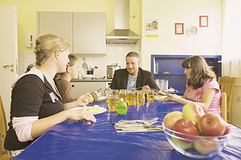 Mittagessen in der Regelgruppe im Bucher Kinderheim 'Pawel Kortschagin'