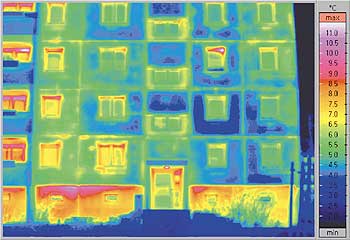 Thermografische Aufnahme der Fassade eines mehrstöckigen Wohngebäudes