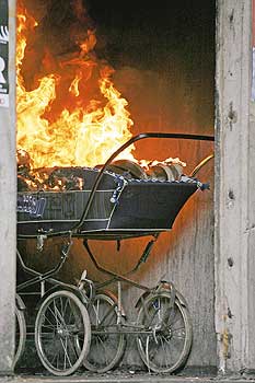 Brennender Kinderwagen im Hausflur