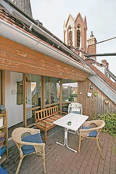 Dachterrasse der Taborkirchen-WG mit Blick über Kreuzberger Dächer