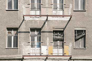 Hausfassade unrenoviert, mit defekten Balkonen