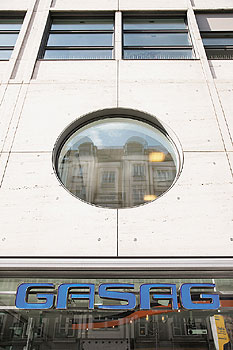 Rundes Glasfenster am Eingangsportal der GASAG Berlin