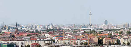 Panoramaaufnahme 'Über den Dächern Berlins mit Fernsehturm'