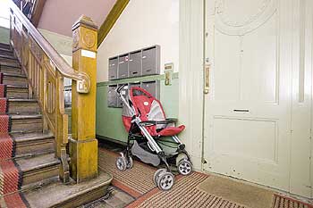 Kinderwagen im Treppenhaus