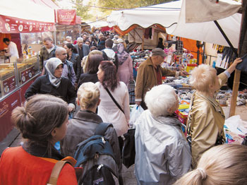 Besucher auf dem Wochenmarkt am Maybachufer im Reuterkiez