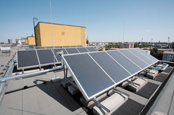 Solarpaneele auf dem Dach eines Wohnhauses
