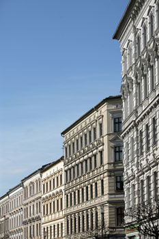 Straßenzug mit Altbaufassaden Straßenzug mit Altbaufassaden