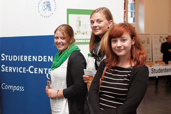 Studentinnen im Studierenden-Service-Center der Humboldt-Universität
