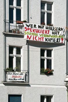 Protestplakate am Balkon in der Großgörschenstraße
