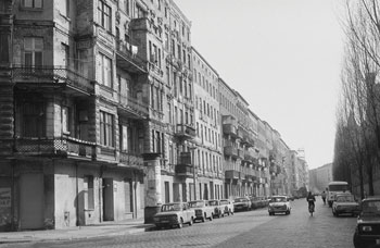Vernachlässigte Mietshäuser in der Knaackstraße im Bezirk Prenzlauer Berg