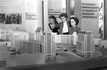 Modell des Wohnungsbau-Prestigeobjektes in der damaligen Stalinallee