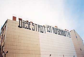 Häuserwand mit der Aufschrift 'Diese Stadt ist aufgekauft'