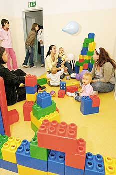 'indoor' - spielende Kinder mit ihren Müttern in einer umgebauten Wohnung der Howoge