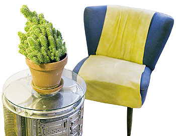 Pflanze auf einem kleinen Tisch und einem Sessel davor