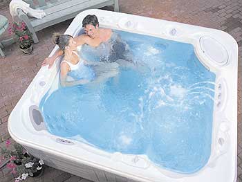Ein Paar in einem modernen Whirlpool im Freien