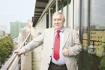 DMB-Präsident Dr. Franz-Georg Rips auf dem Balkon der DMB-Zentrale in der Berliner Littenstraße