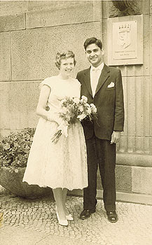 Hochzeitsfoto von Margot Sharma mit ihrem indischen Mann vor dem Standesamt Schöneberg