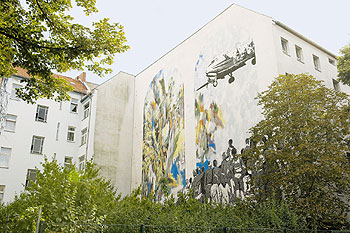 Wandgemälde 'Rosinenbomber' in der Neuköllner Flughafenstraße
