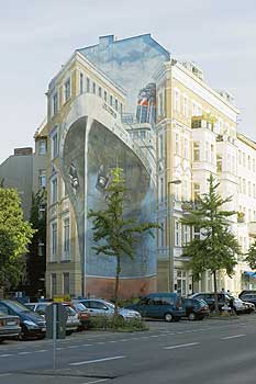 Ein Dampfer auf Kollisionskurs mit dem Autofahrer: Wandbild in der Charlottenburger Wintersteinstraße