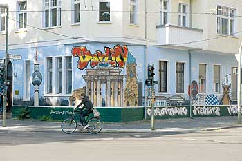 Dekorative Wandmalerei als Schutz vor ungebetenen Graffiti-Künstlern (hier: Wuhlischstraße in Friedrichshain)