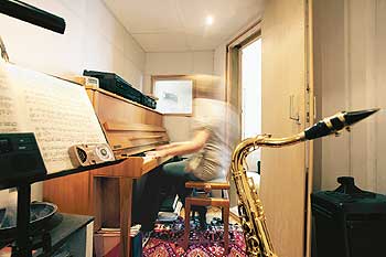 Ein Musiker mit seinen Musikinstrumenten in seiner Wohnung