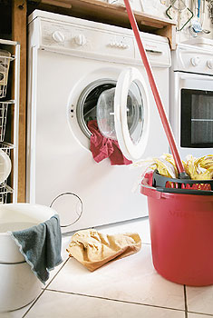 Waschmaschine und Putzeimer in einer Küche