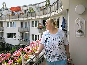 Bewohnerin Renate Timme auf dem Balkon ihrer Wohnung in der Ziekowsiedlung