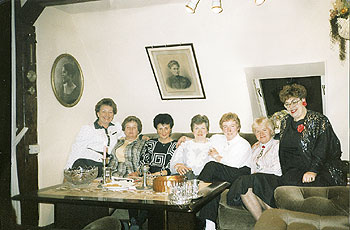 Historische Aufnahme: Renate Timme (rechts außen) mit Freundinnen in der Wohnung über dem Schollenkrug