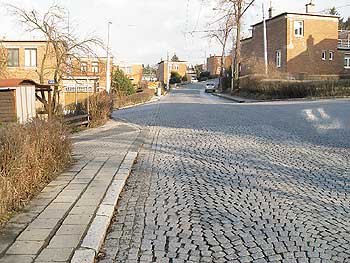 Ruhige Wohnstraße in der Siedlung Letnà