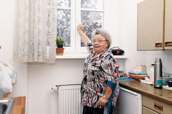 Die 81-jährige Mieterin zeigt auf das stark verkleinerte Fenster mit weniger Lichteinfall nach der Sanierung