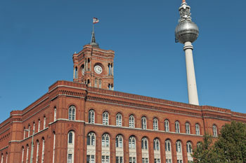 Rotes Rathaus mit Fernsehturm im Hintergrund