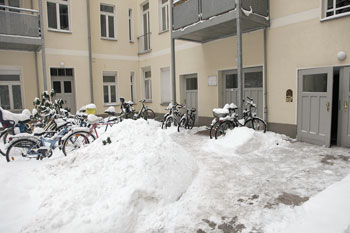 Eingeschneite Fahrräder im Innenhof