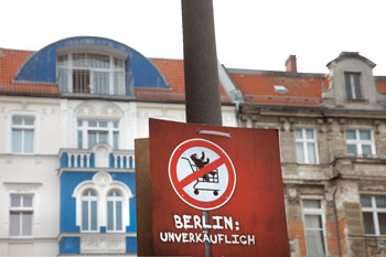 Plakat vor Mietshaus: 'Berlin: unverkäuflich'