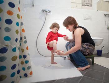 Kind in behindertengerechter Dusche mit Mutter