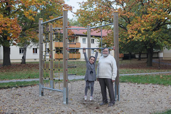 Bernd Roecker mit seiner Enkelin auf dem Spielplatz