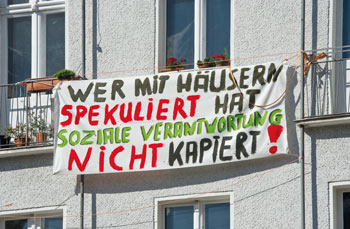 Protestplakat an der Hausfassade