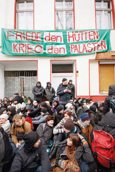 Blockade des Hauseingangs der Familie Gülböl in Kreuzberg, die im Februar 2013 zwangsgeräumt wurde