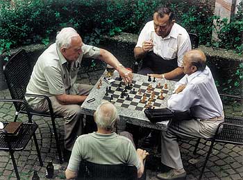 Senioren spielen Schach